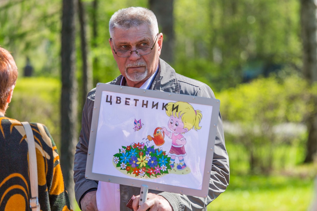 Каждый напряженно вглядывался в лица все прибывающих людей, пытаясь вспомнить своих бывших однокурсников Каждый напряженно вглядывался в лица все прибывающих людей, пытаясь вспомнить своих бывших однокурсников