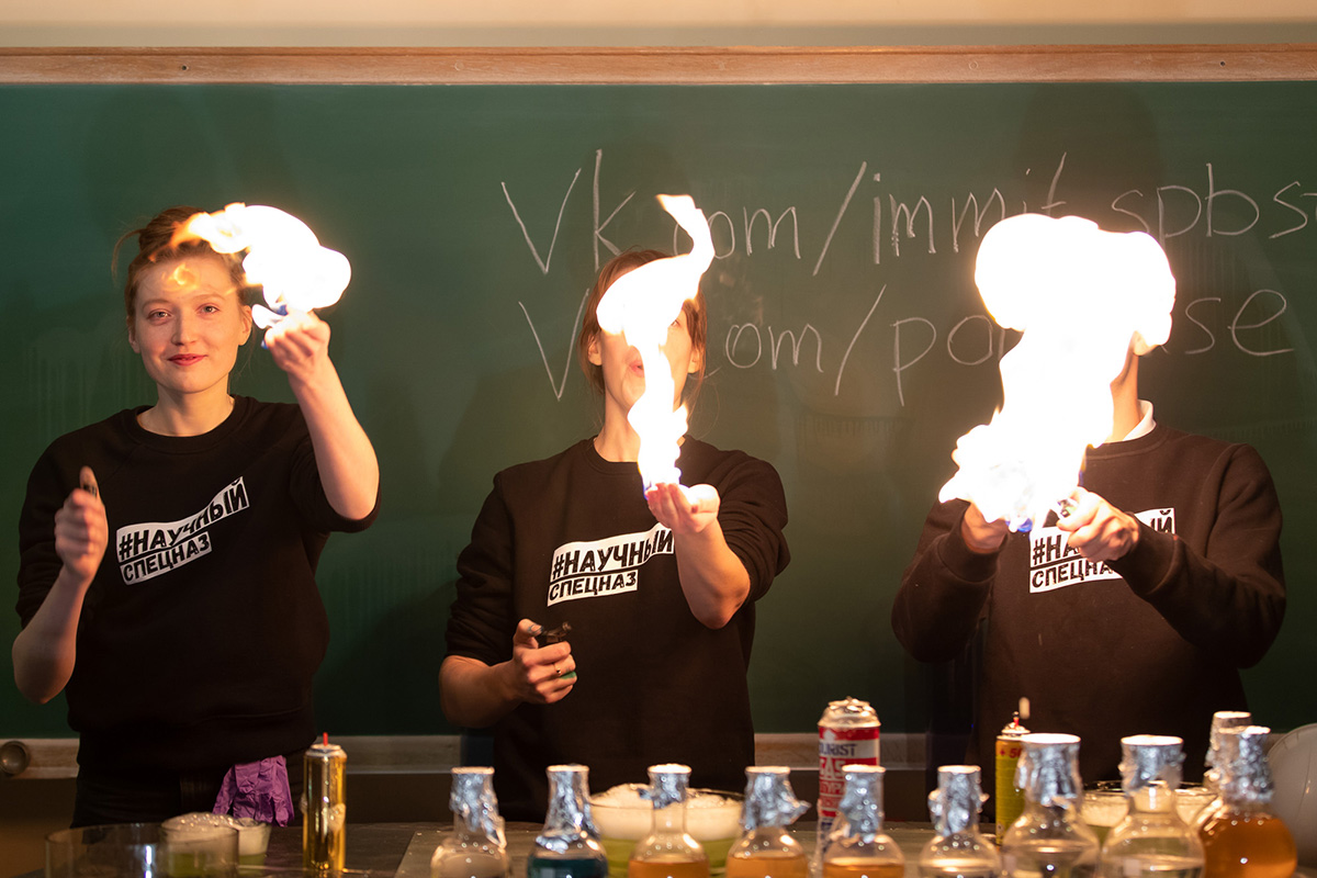 Студенты Политеха показали химическое шоу 