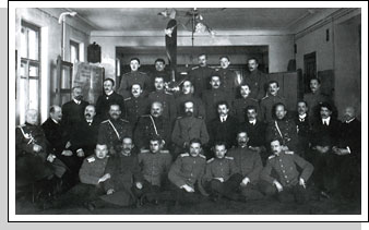 Великий князь Александр Михайлович среди преподавателей и первого выпуска курсов авиации им. В.В. Захарова СПбПИ. 1912 Великий князь Александр Михайлович среди преподавателей и первого выпуска курсов авиации им. В.В. Захарова СПбПИ. 1912