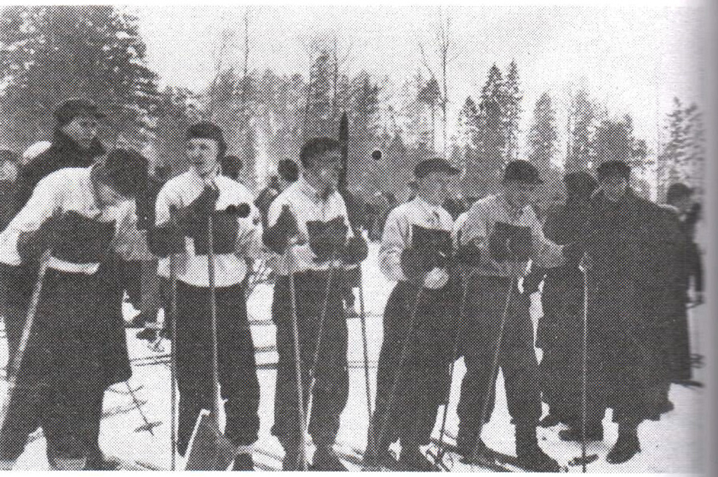 Лыжники-политехники на старте. 1937 год.