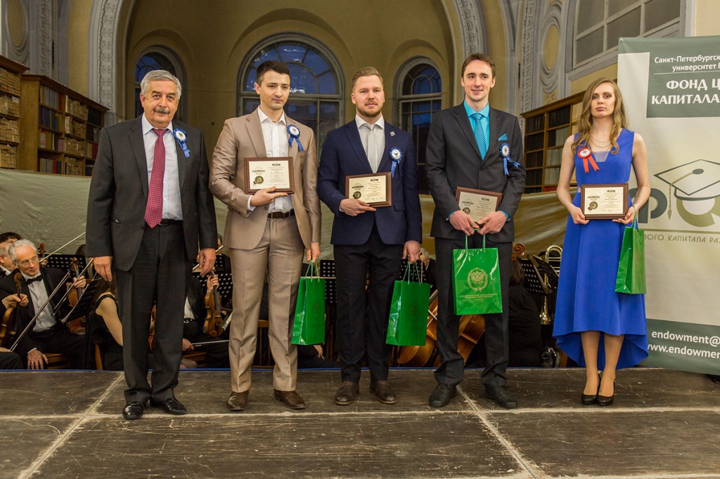 Золотые выпускники Политехнического университета с первым проректором В.В. Глуховым