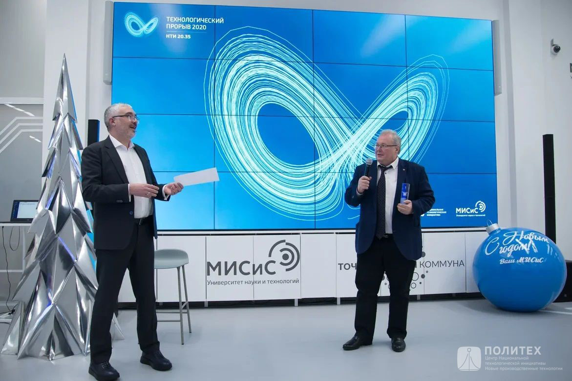 Андрей Белоусов вручил благодарность Алексею Боровкову за разработку первого российского электромобиля «КАМА-1» и создание математической модели прогнозирования распространения COVID-19