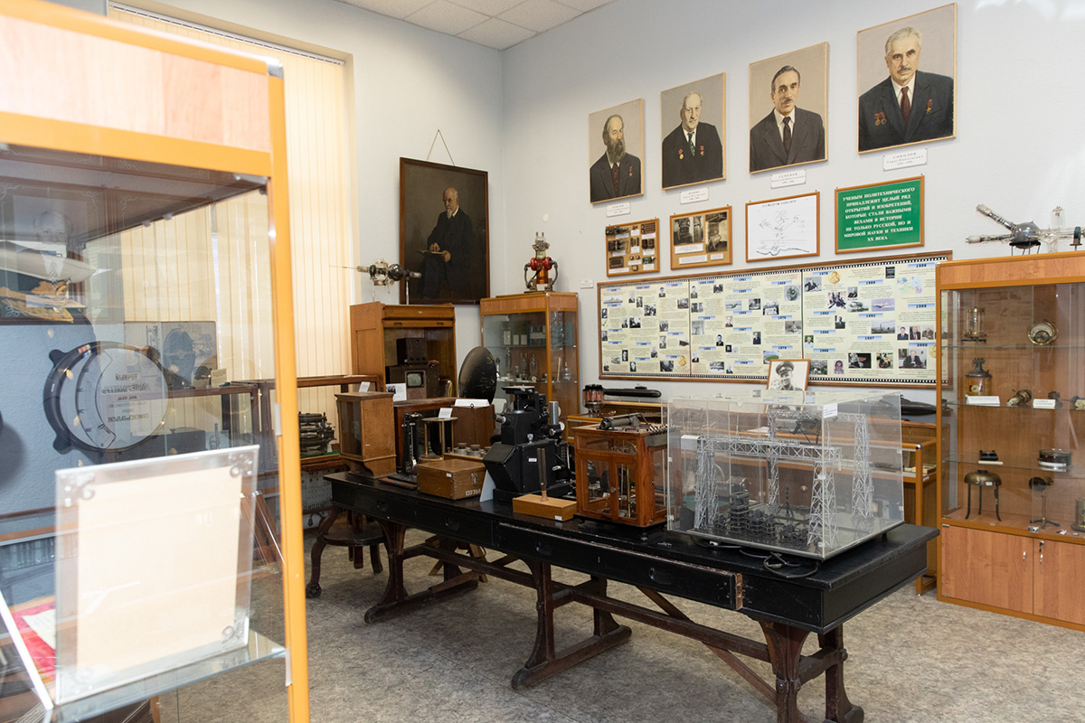Особое место в Музейном комплексе СПбПУ занимают приборы из Электротехнического музея, созданного М.А. Шателеном в 1924 году