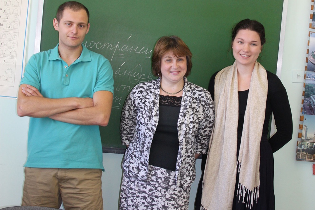 Преподаватель русского языка Ирина Артемьевна Гладких и студенты, которые выросли в двуязычной среде.