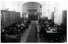 Читальный зал Фундаментальной библиотеки в зале бывшего музея товароведения. 1934