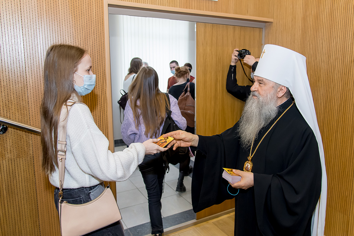 Каждому слушателю владыка Варсонофий подарил маленькую икону святого Александра Невского 