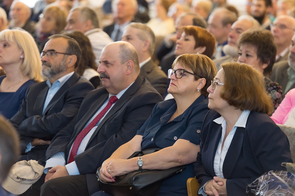 В зале присутствовали профильные проректоры, директора институтов, профессоры и преподаватели вуза