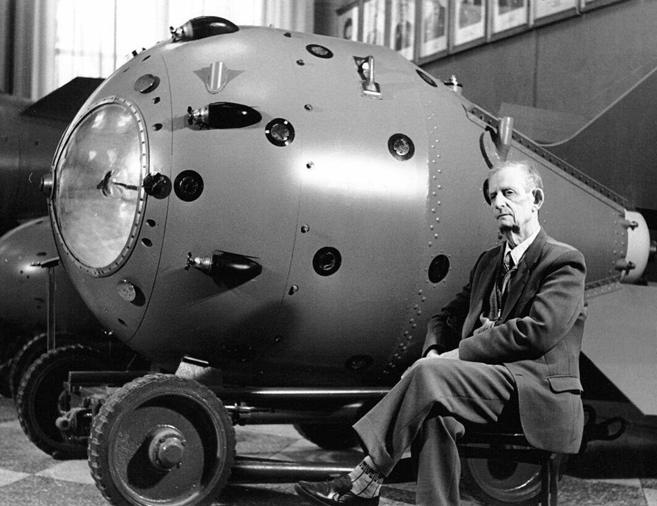 С атомным проектом неразрывно связаны имена выдающихся ученых-политехников - на фото Юлий ХАРИТОН и атомная бомба РДС-1