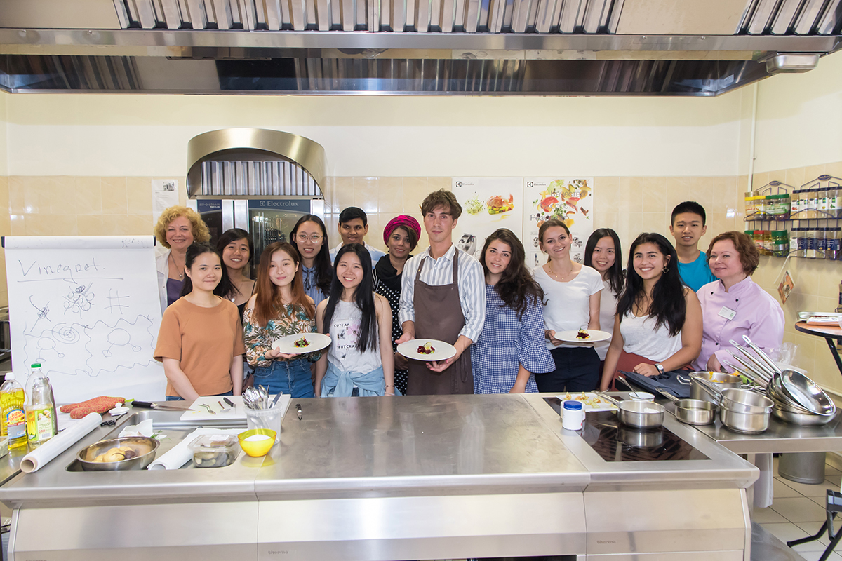 На своем мастер-классе шеф-повар Кирилл Клюквин рассказал студентам Международной политехнической летней школы о сочетаниях вкусов и текстур 