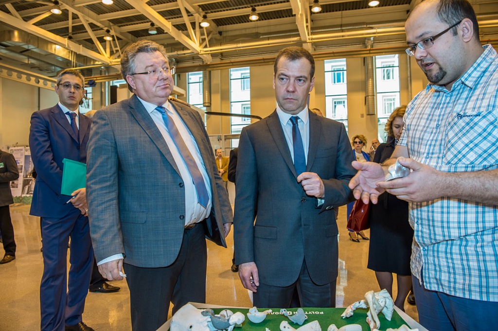 Дмитрию Медведеву также продемонстрировали титановый протез тазобедренного сустава, выращенный при помощи аддитивных технологий в СПбПУ