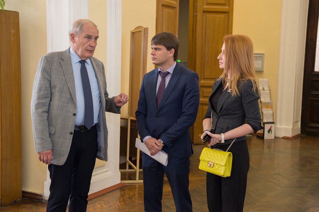 Представители телеканала Санкт-Петербург посетили Фундаментальную библиотеку, руководитель Департамента корпоративных общественных связей А.Н. Кобышев рассказал им об истории и современности университета