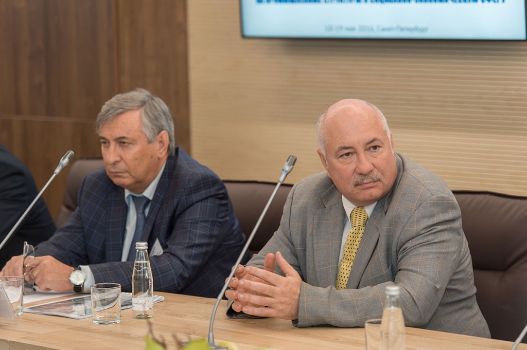Директор ИММиТ А.А. ПОПОВИЧ (слева) представил доклад на тему аддитивных технологий