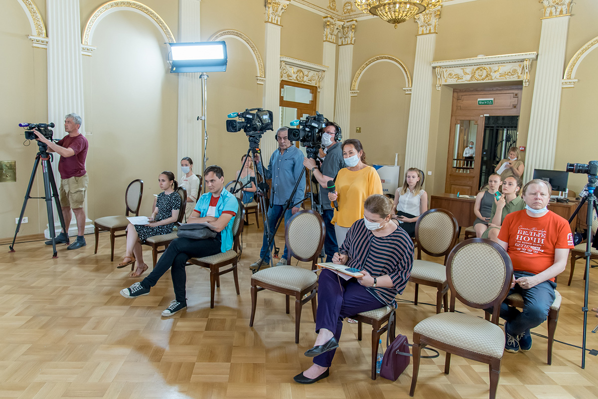 На протяжении всех дней голосования в медиацентре Дома журналистов идет насыщенная программа, которая включает в себя пресс-конференции, пресс-подходы и круглые столы 