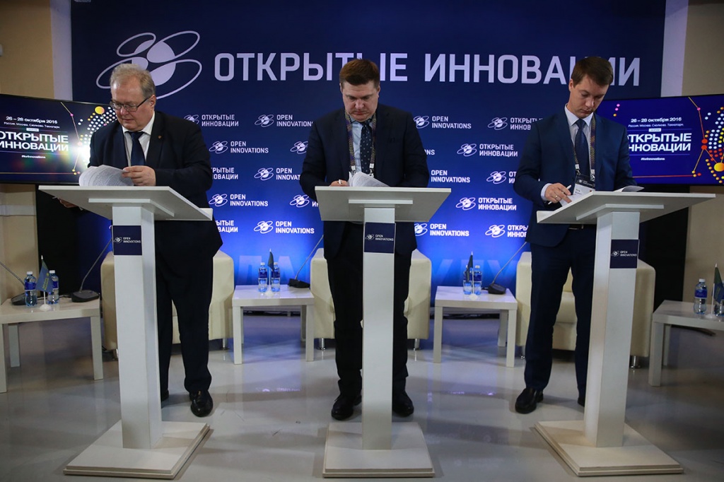 Руководитель ИЦ ЦКИ (CompMechLab) СПбПУ А.И. Боровков, гендиректор компании Бакулин Моторс Групп Алексей Бакулин и директор компании Политех-Инжиниринг Олег Клявин (слева направо) Руководитель ИЦ ЦКИ (CompMechLab) СПбПУ А.И. Боровков, гендиректор компании Бакулин Моторс Групп Алексей Бакулин и директор компании Политех-Инжиниринг Олег Клявин (слева направо)