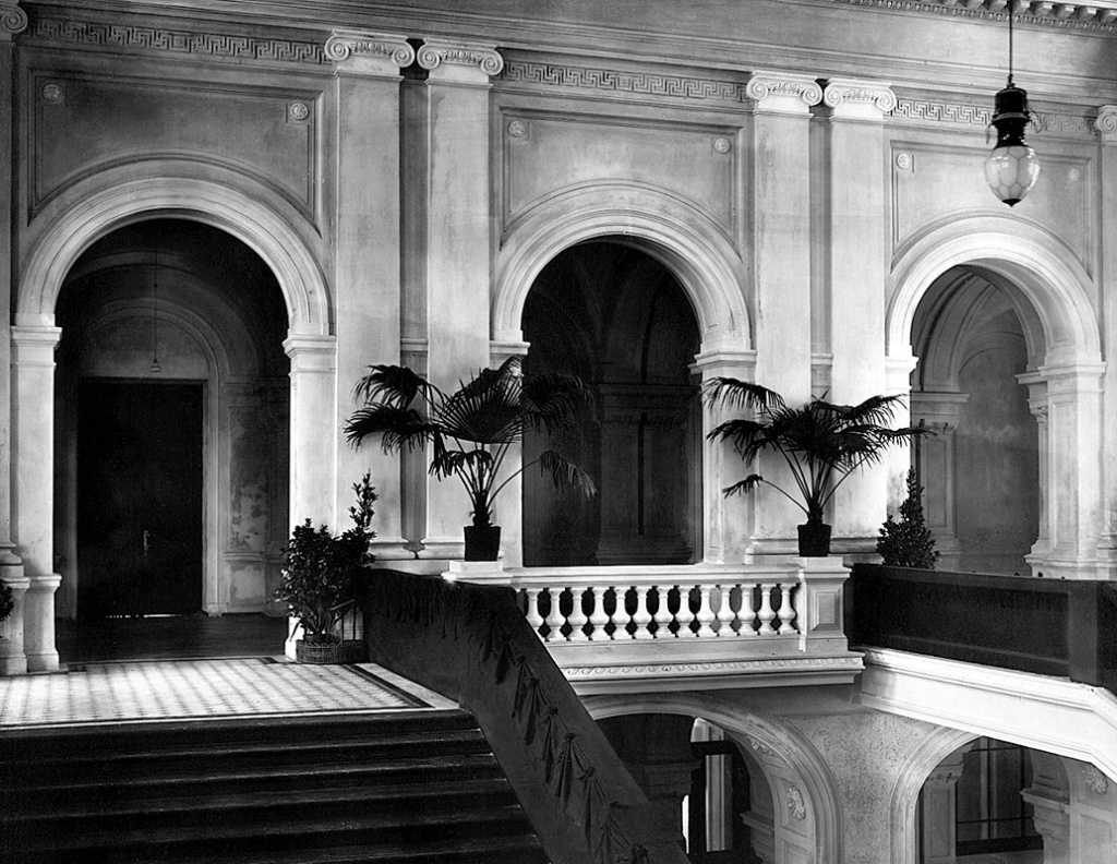 Лестница главного зданияв день открытия института. 1902