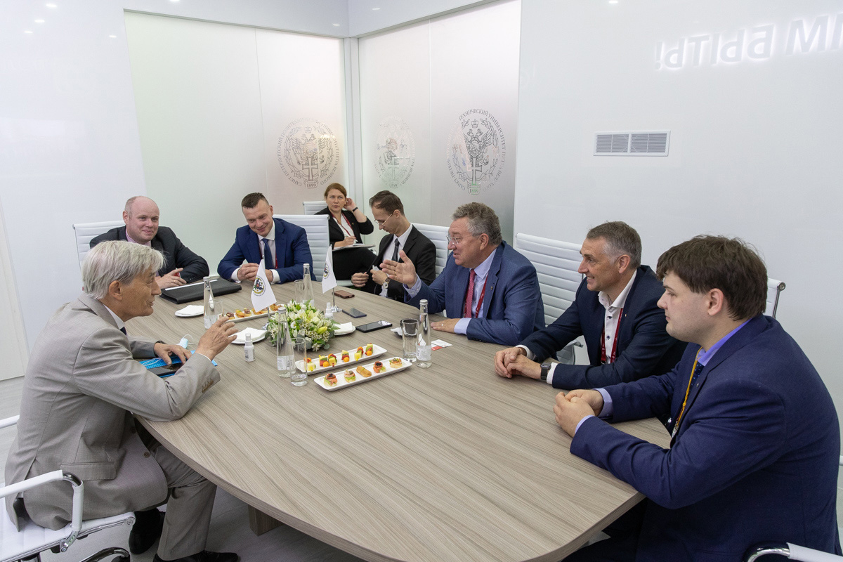 Переговоры с Иваном БОРТНИКОМ, директором по развитию «ОСК-Технологии» Андреем НОВИКОВЫМ и замгенерального директора «НПК Морсвязьавтоматика» Алексеем ЗЮЗИНЫМ 