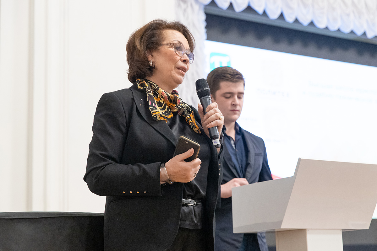 День юриста открыла директор Гуманитарного института Надежда АЛМАЗОВА День юриста открыла директор Гуманитарного института Надежда АЛМАЗОВА