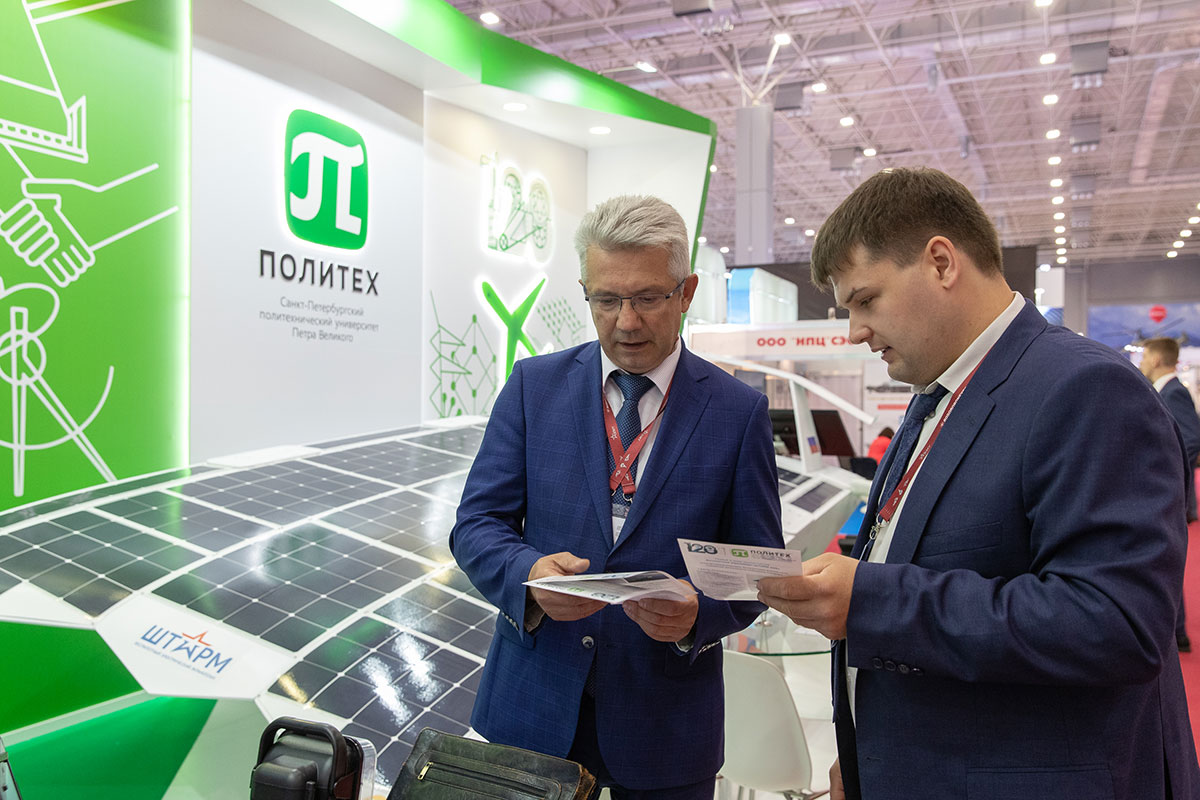 Алексей МАЙСТРО рассказывает посетителю о беспилотном универсальном катере на солнечных батареях ШТОРМ-600 