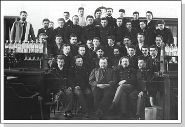 Н.А. и Б.Н. Меншуткины среди студентов металлургического отделения. 1913