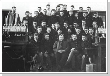 Н.А. и Б.Н. Меншуткины среди студентов металлургического отделения. 1913 Н.А. и Б.Н. Меншуткины среди студентов металлургического отделения. 1913
