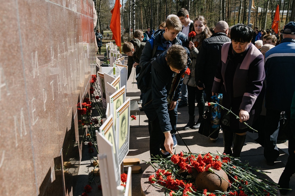 Участники митинга возложили цветы к Памятнику погибшим политехникам