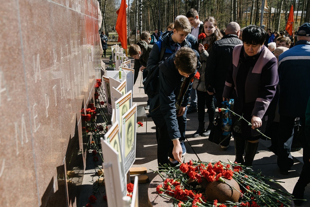 Участники митинга возложили цветы к Памятнику погибшим политехникам Участники митинга возложили цветы к Памятнику погибшим политехникам