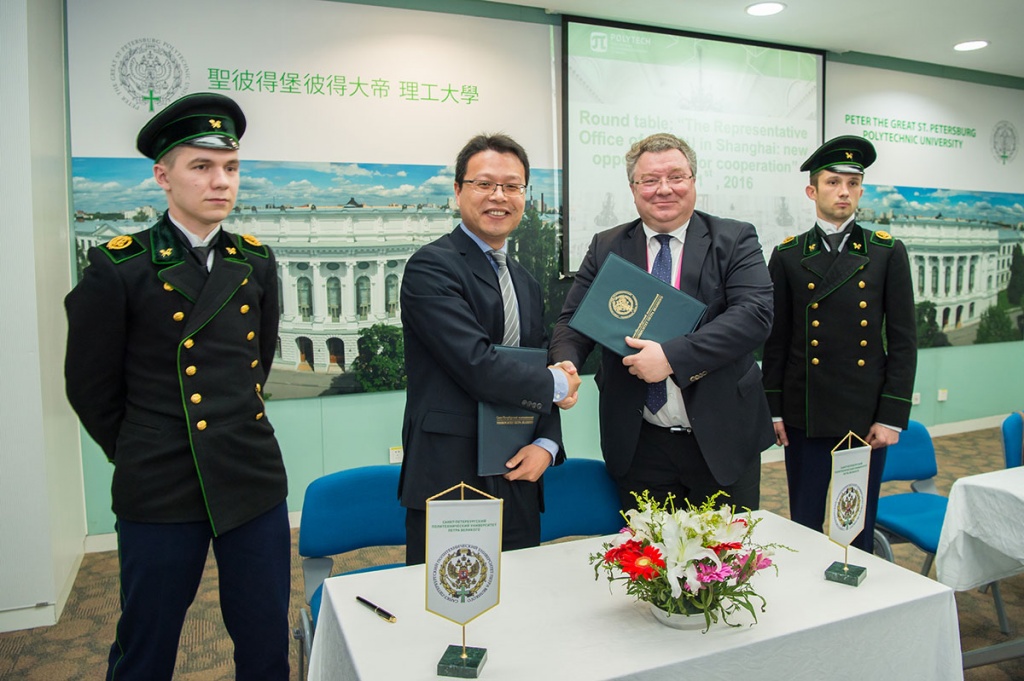 В рамках круглого стола был подписан ряд соглашений о сотрудничестве с китайскими научно-образовательными организациями
