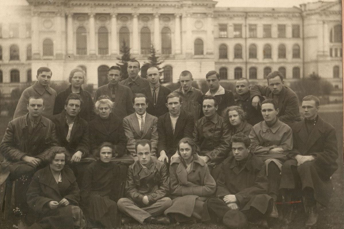 Студенты Ленинградского политехнического института. 1927 год Студенты Ленинградского политехнического института. 1927 год