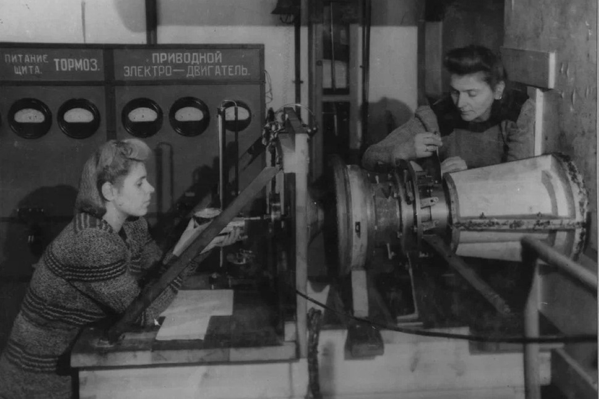 В лаборатории Гидроаэродинамики, 1947 год В лаборатории Гидроаэродинамики, 1947 год