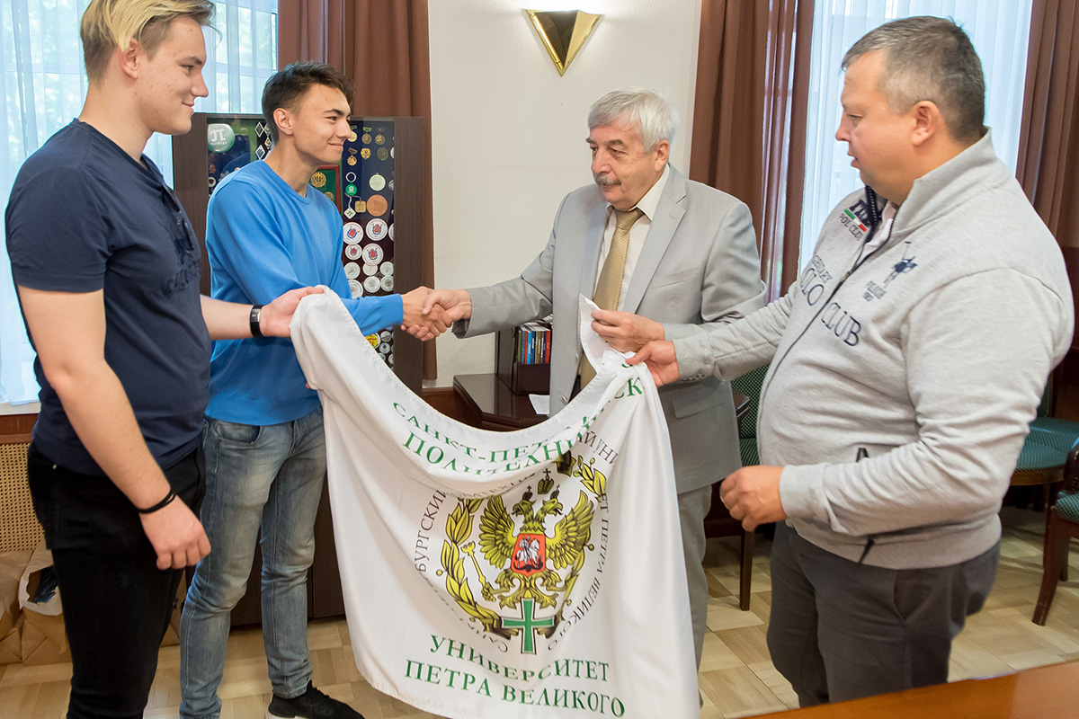 Владимир Глухов и Валерий Сущенко передали альпинистам знамя Политеха 