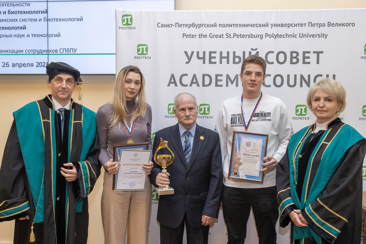 Старший преподаватель Высшей школы спортивной педагогики Почетный работник СПбПУ Николай Зверев со своими воспитанниками Екатериной Гусевой и Дмитрием Терентьевым 