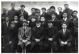 Группа студентов и преподавателей механического факультета перед главным зданием. 1926