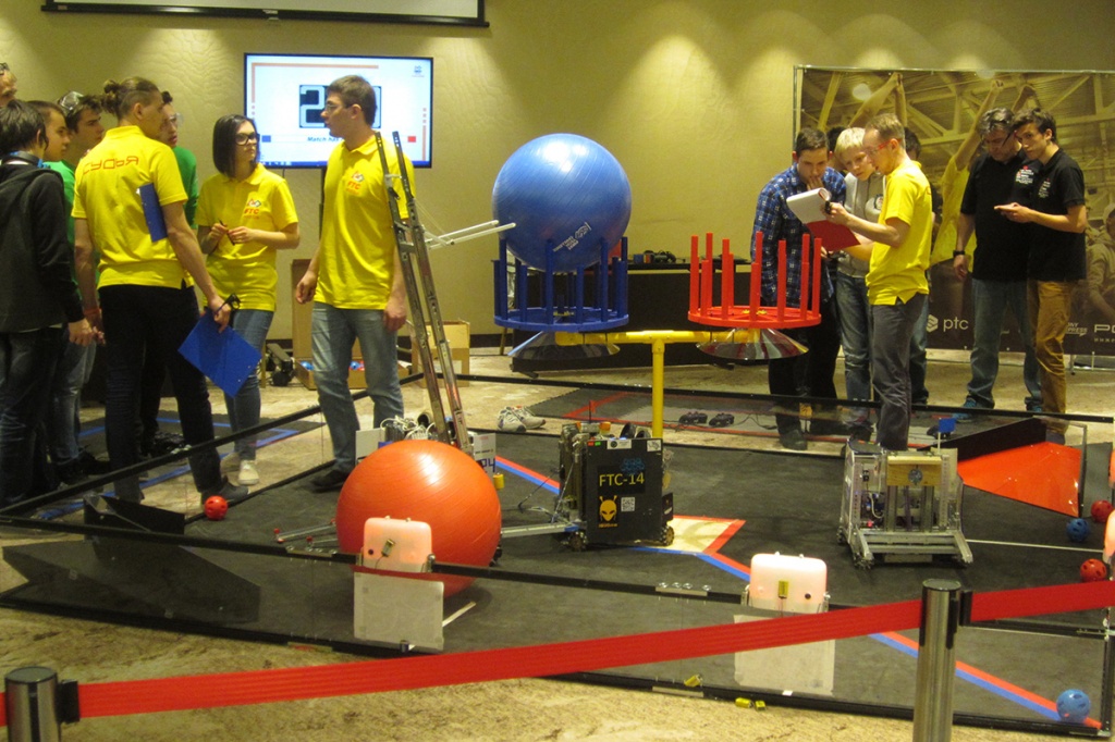  Робот команды КТМ участвует в соревнованиях