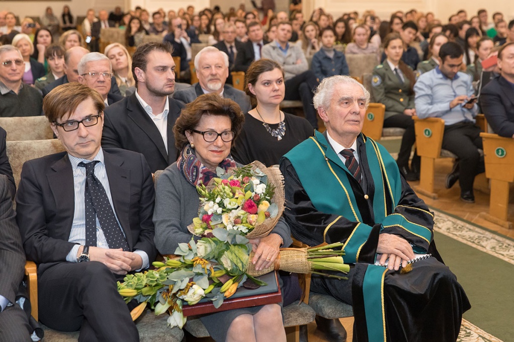 Г-н Арведи был впечатлен итальянскими ариями в исполнении солистки Мариинского театра О. Кондиной Г-н Арведи был впечатлен итальянскими ариями в исполнении солистки Мариинского театра О. Кондиной