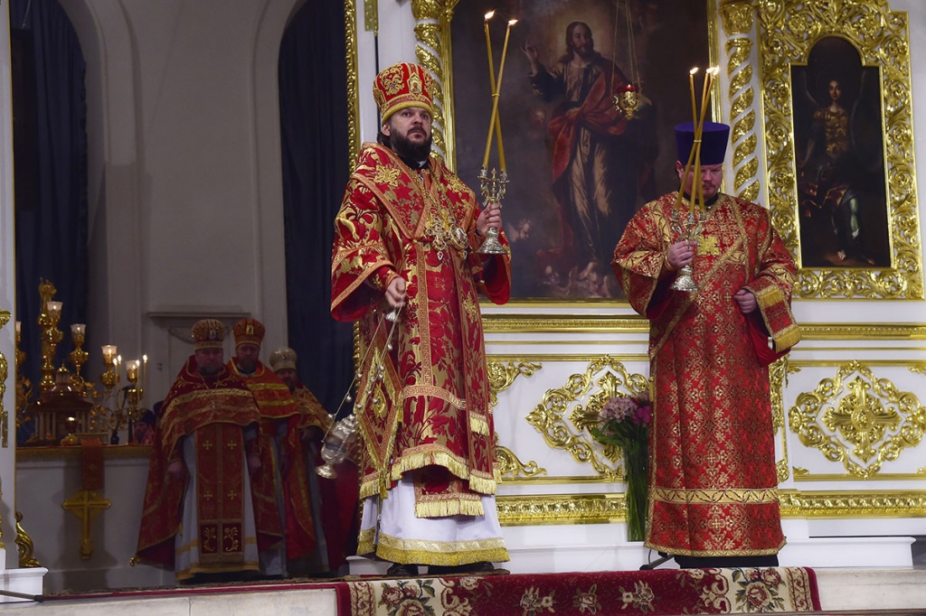 Божественную литургию в Смольном соборе провел ректор Санкт-Петербургской православной духовной академии, архиепископ Петергофский Амвросий