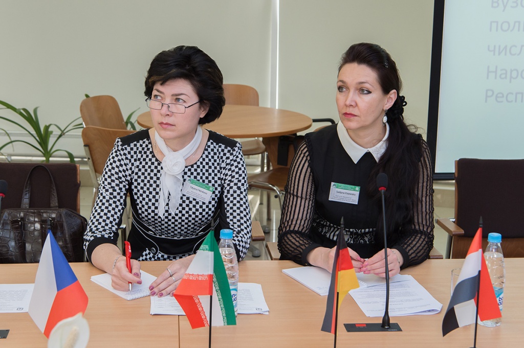 В завершение пленарного заседания с докладом выступили Т.Н. Мельникова и С.С. Хоронеко