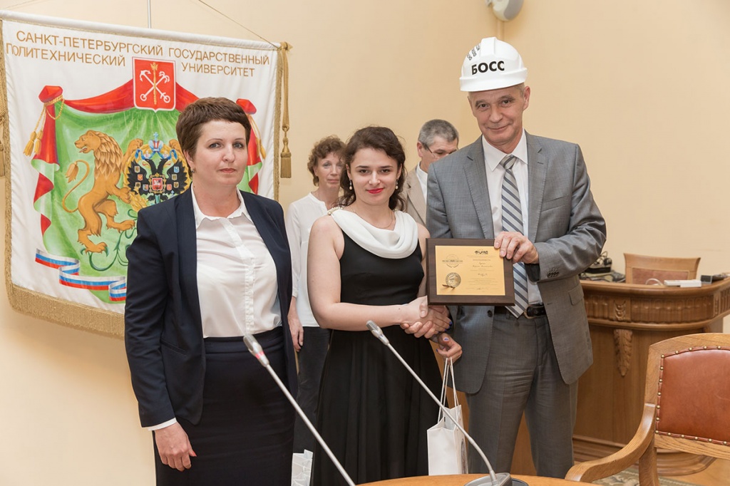 Вручение медали выпускнице ИСИ Вручение медали выпускнице ИСИ