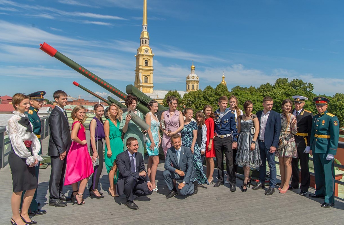 Церемония награждения выпускников началась с выстрела из пушки Петропавловской крепости 