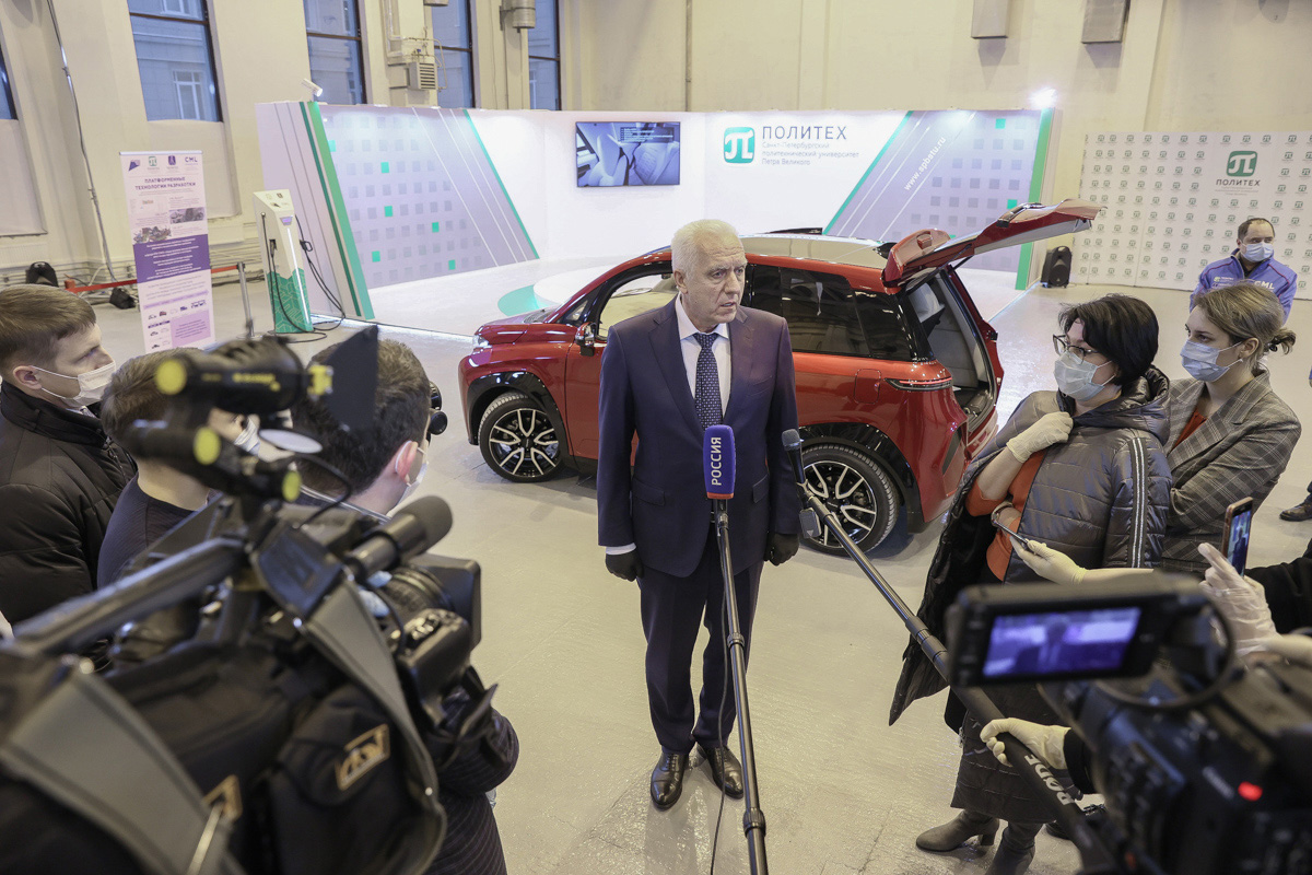 Полпред Президента РФ в Северо-Западном федеральном округе Александр Гуцан оценил электромобиль «КАМА-1» 