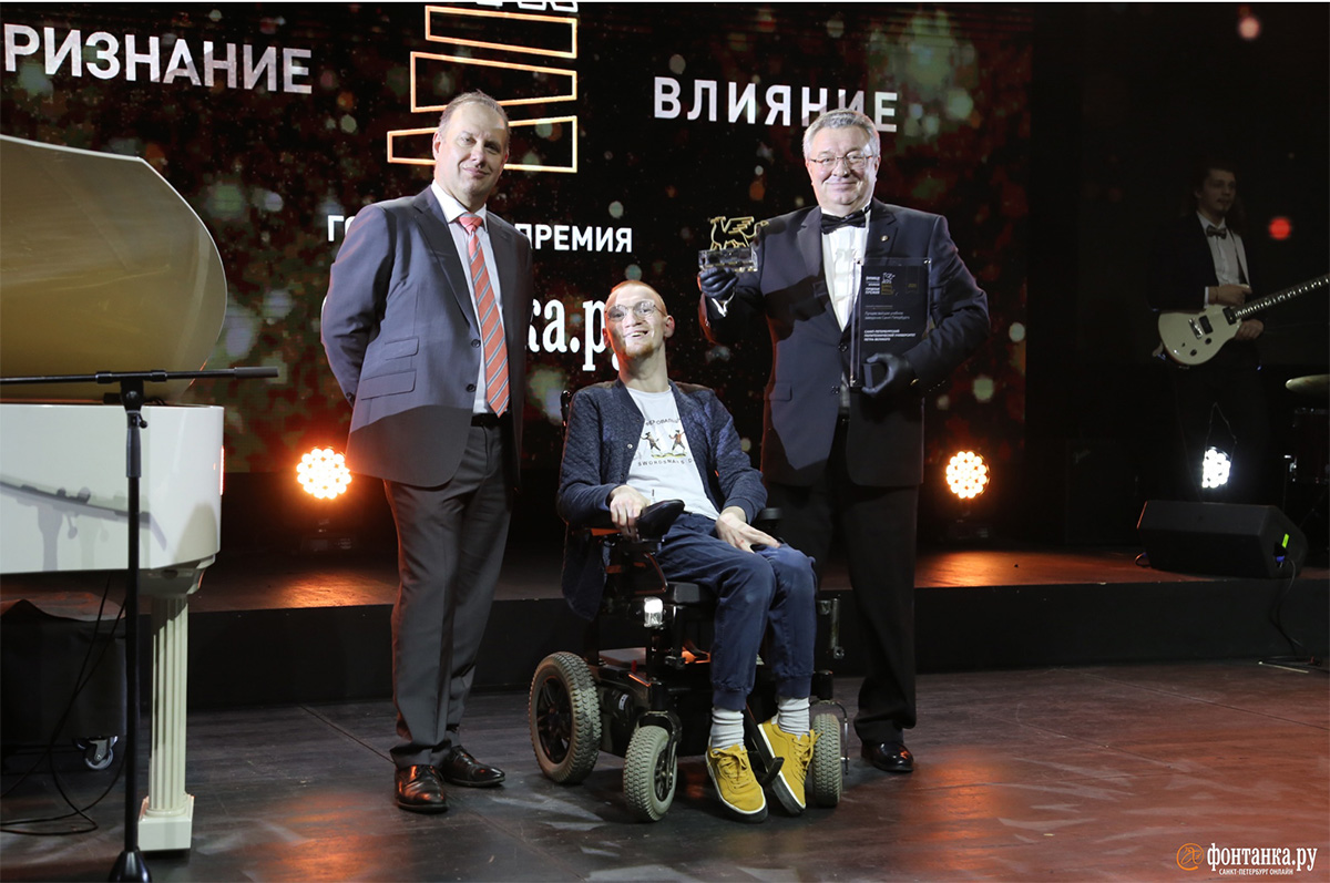 Диплом лауреата Премии и памятные подарки ректору СПбПУ, академику РАН Андрею РУДСКОМУ торжественно вручил управляющий филиалом в Санкт-Петербурге «СМП Банка» Александр КОНЫШКОВ и «Герой Фонтанки» Иван БАКАИДОВ Диплом лауреата Премии и памятные подарки ректору СПбПУ, академику РАН Андрею РУДСКОМУ торжественно вручил управляющий филиалом в Санкт-Петербурге «СМП Банка» Александр КОНЫШКОВ и «Герой Фонтанки» Иван БАКАИДОВ
