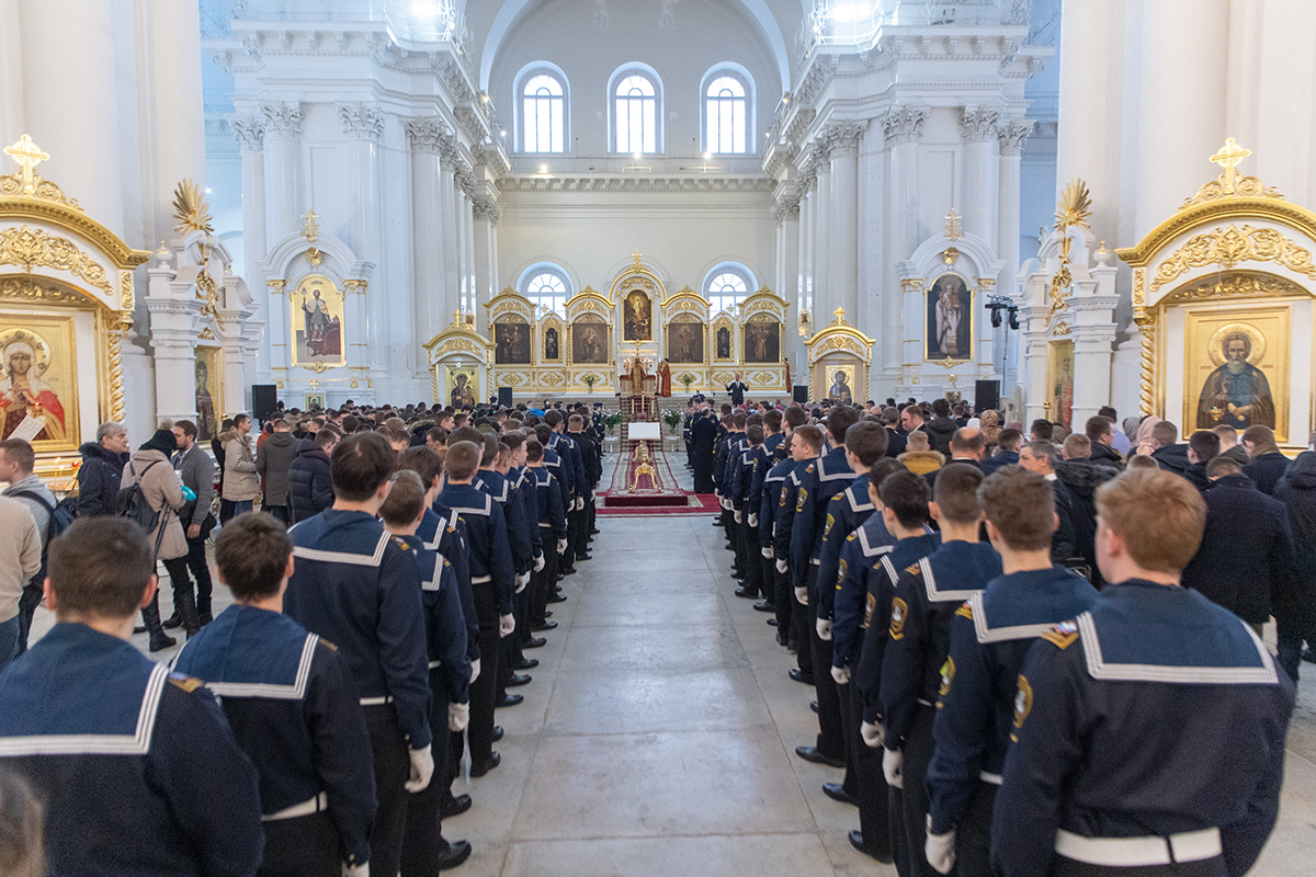 В честь праздников в Смольном соборе состоялись Божественная литургия и молебен 