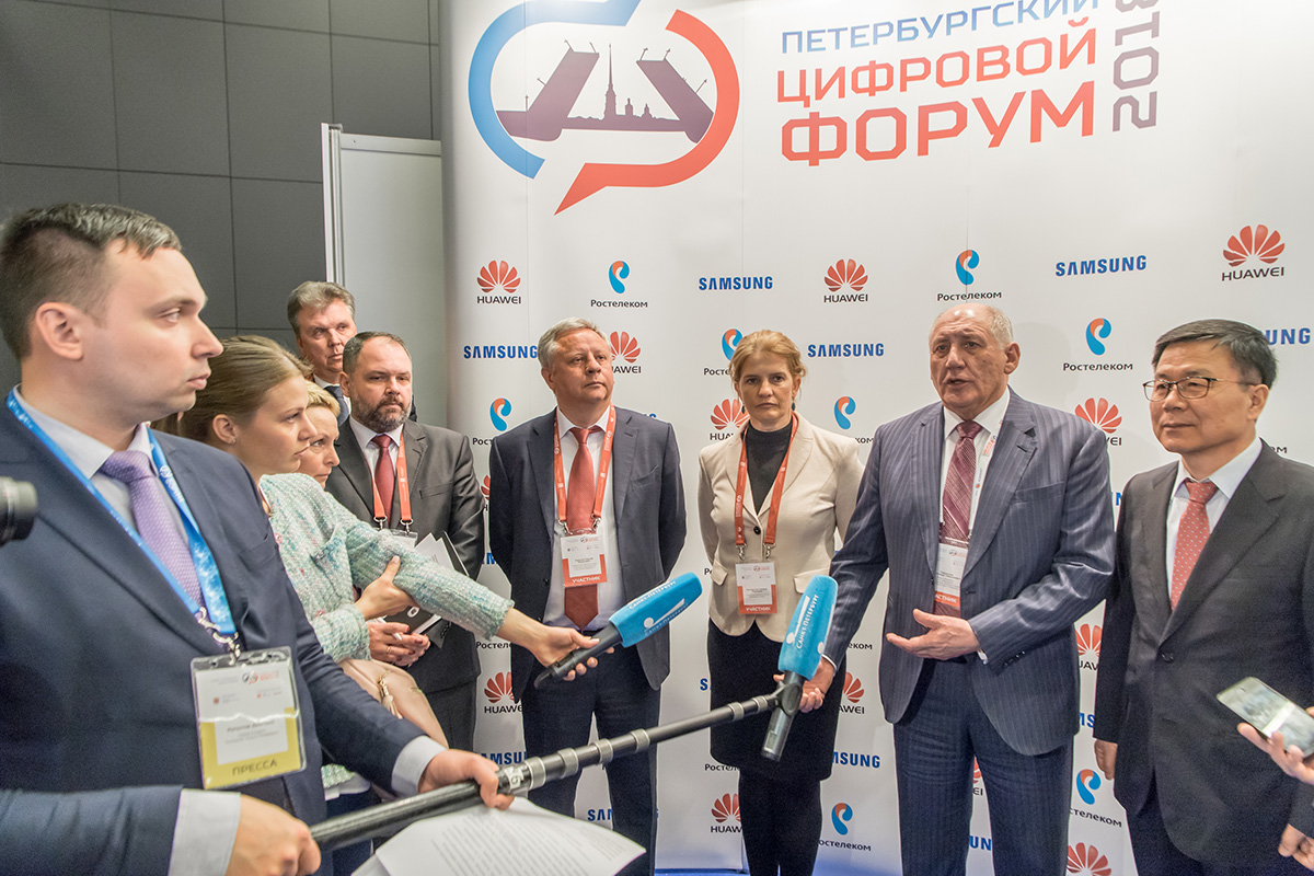 Пресс-подход к почетным гостям форума. Справа налево: президент штаб-квартиры Samsung Electronics по странам СНГ Ким Ы Так, вице-губернатор Санкт-Петербурга А.Н. Говорунов, сооснователь компании «Лаборатория Касперского» Н.И. Касперская, замминистра связи и массовых коммуникаций РФ С.Б. Калугин, председатель Комитета по информатизации и связи Администрации Санкт-Петербурга Д.П. Чамара, проректор по экономике и финансам СПбПУ А.А. Речинский Пресс-подход к почетным гостям форума. Справа налево: президент штаб-квартиры Samsung Electronics по странам СНГ Ким Ы Так, вице-губернатор Санкт-Петербурга А.Н. Говорунов, сооснователь компании «Лаборатория Касперского» Н.И. Касперская, замминистра связи и массовых коммуникаций РФ С.Б. Калугин, председатель Комитета по информатизации и связи Администрации Санкт-Петербурга Д.П. Чамара, проректор по экономике и финансам СПбПУ А.А. Речинский