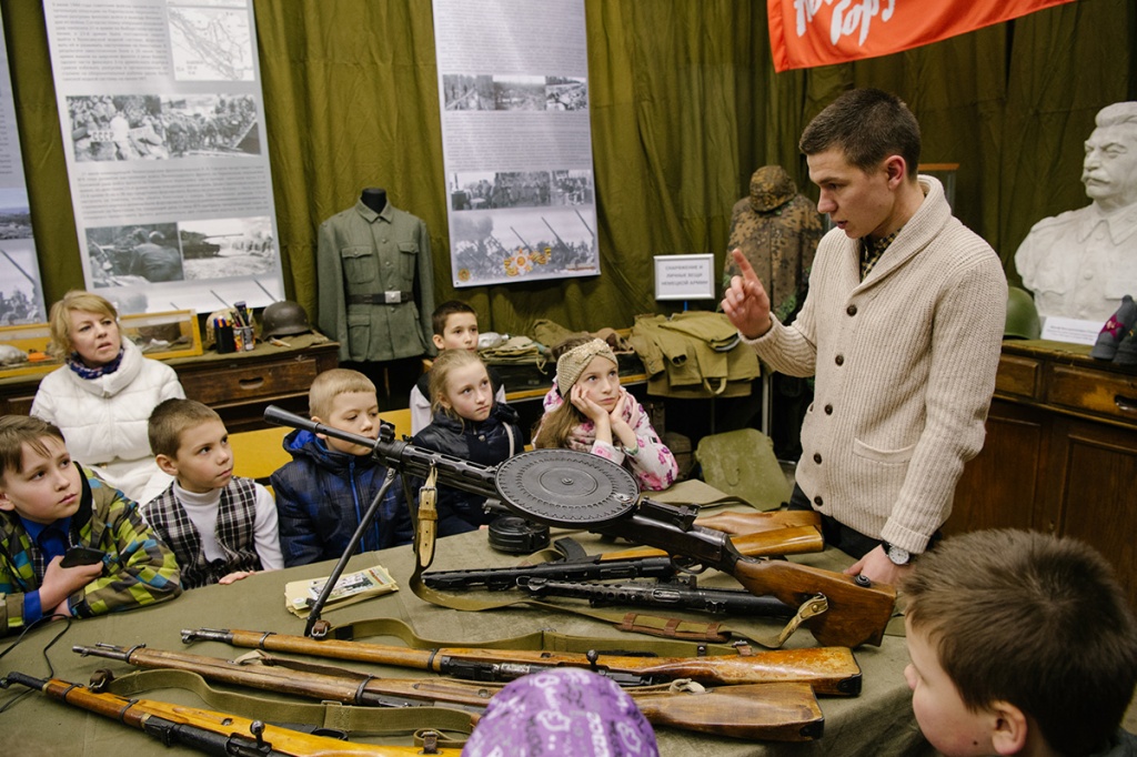 memday_0000_Ребята изучали историю не за привычными партами в классе, а в Музее студенческого поискового отряда СПбПУ.jpg