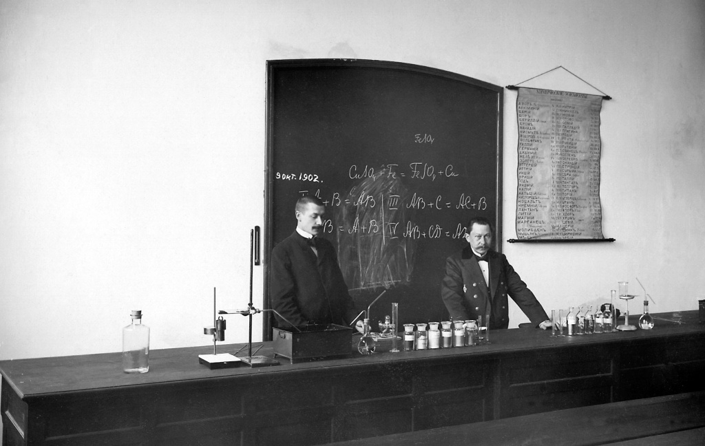Лекция по химии в малой химической аудитории.Лектор А.А. Волков. 1902