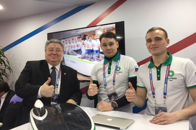 Ректор А.И. Рудской и представители команды Polytech Solar Team демонстрируют на форуме проект солнцемобиля 