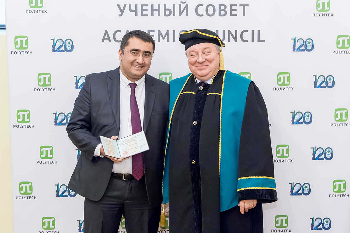 Зохиджону Аскарову ректор передал диплом PhD