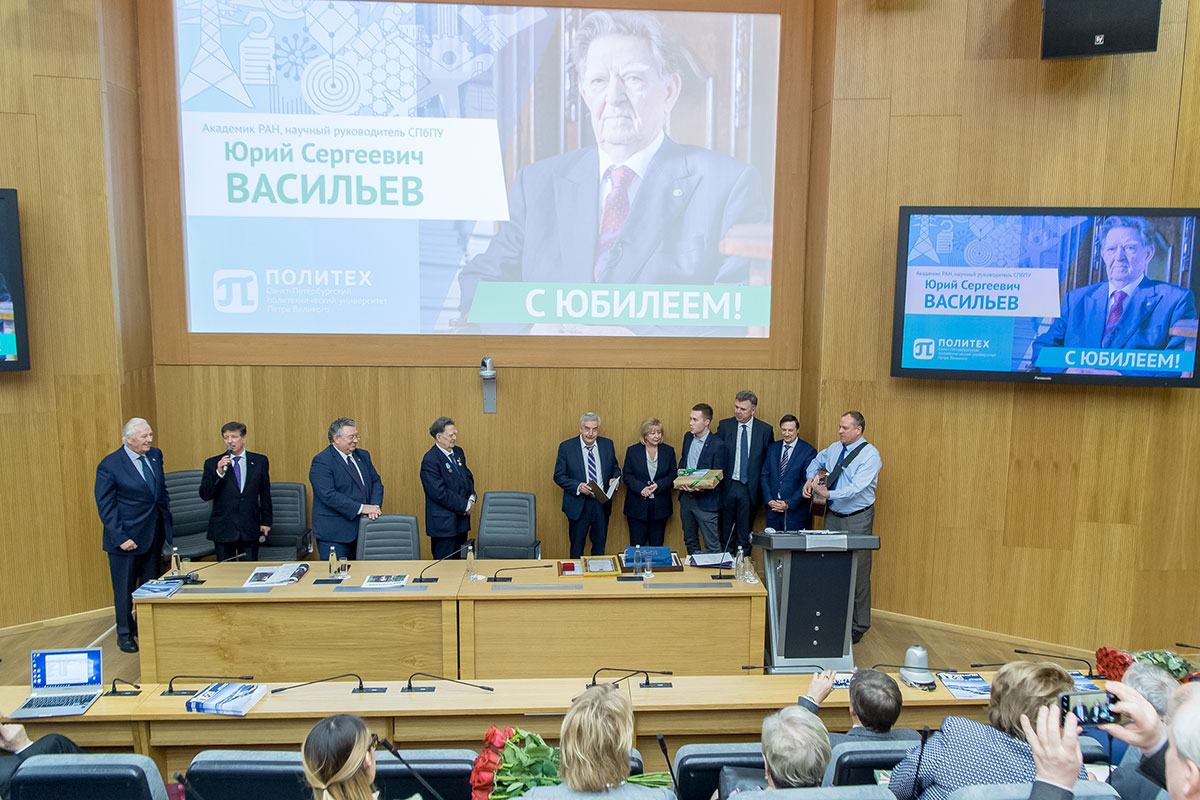 Проректорский корпус поздравил Ю.С. Васильева Проректорский корпус поздравил Ю.С. Васильева