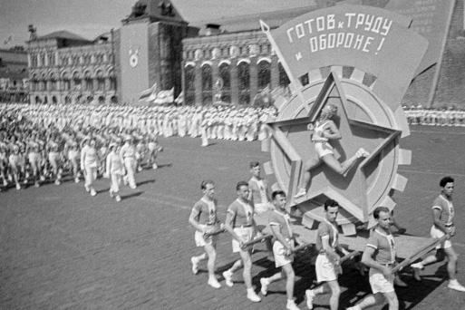 История движения ГТО, в которое были вовлечены советские граждане от школьников до пенсионеров, началась в 1930 году