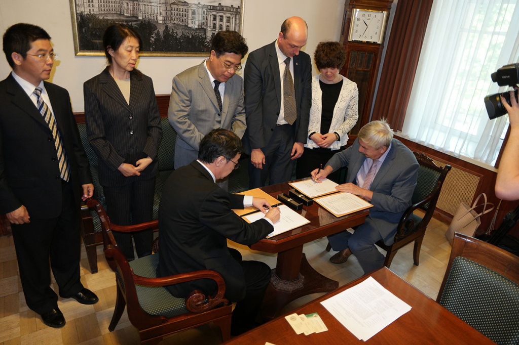 Между СПбПУ и Государственным управлением по делам иностранных специалистов КНР состоялось подписание Меморандума о сотрудничестве