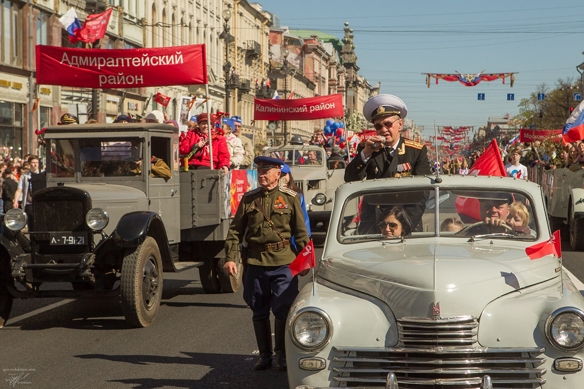 По Невскому прошла колонна ретроавтомобилей, на которых ехали ветераны ВОВ. Фото – Игорь Евдокимов 